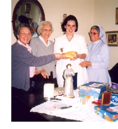 Grupo de visitação Savina  Petrilli com Maria
